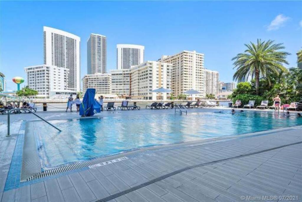 Luxury Condo Steps From Beach Hallandale Beach Exteriör bild