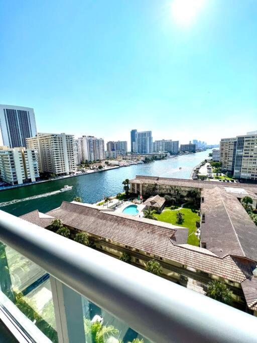 Luxury Condo Steps From Beach Hallandale Beach Exteriör bild